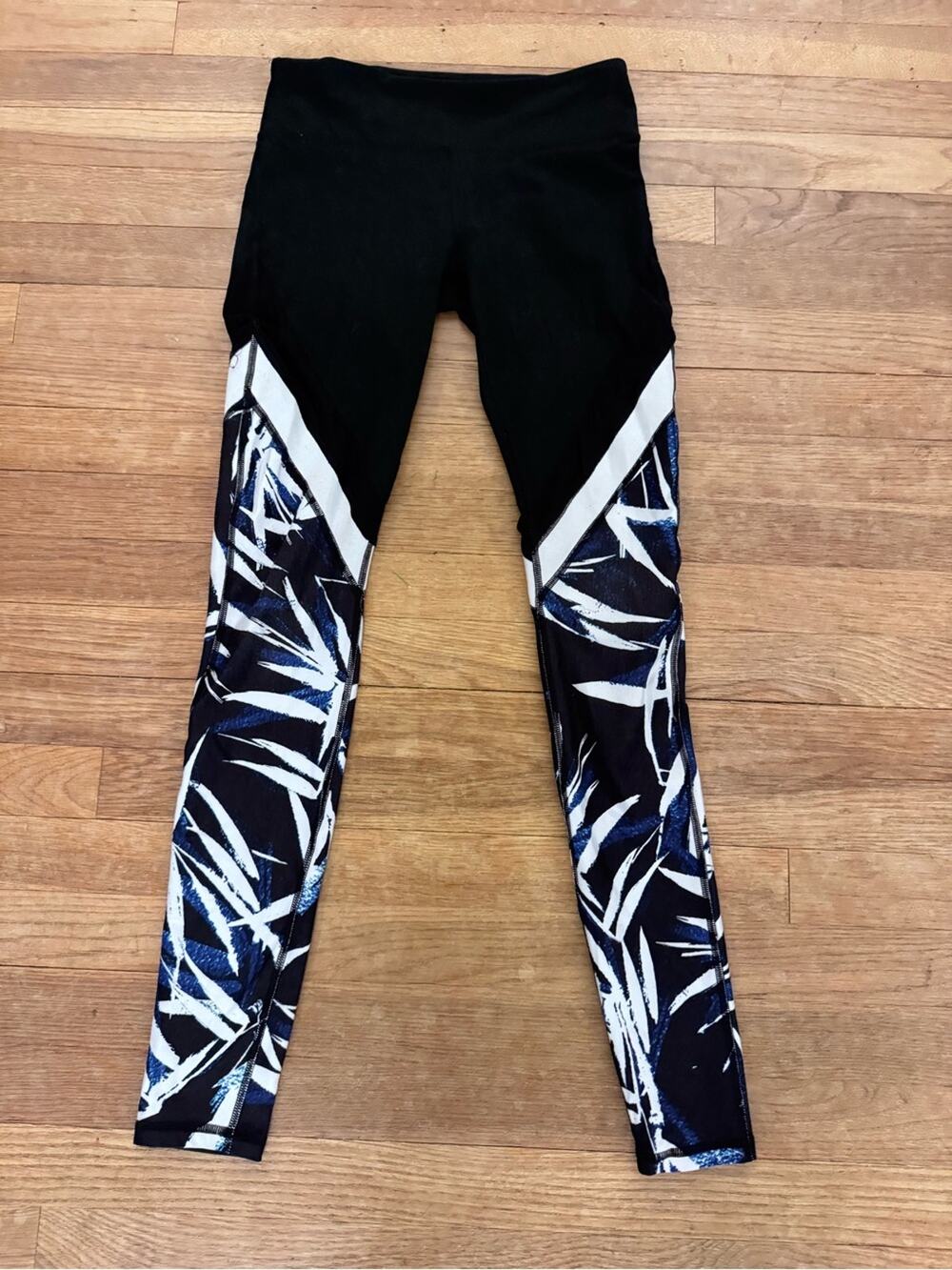 Fabletics Women's Black Blue Palm Print Leggings - Size Small
b44